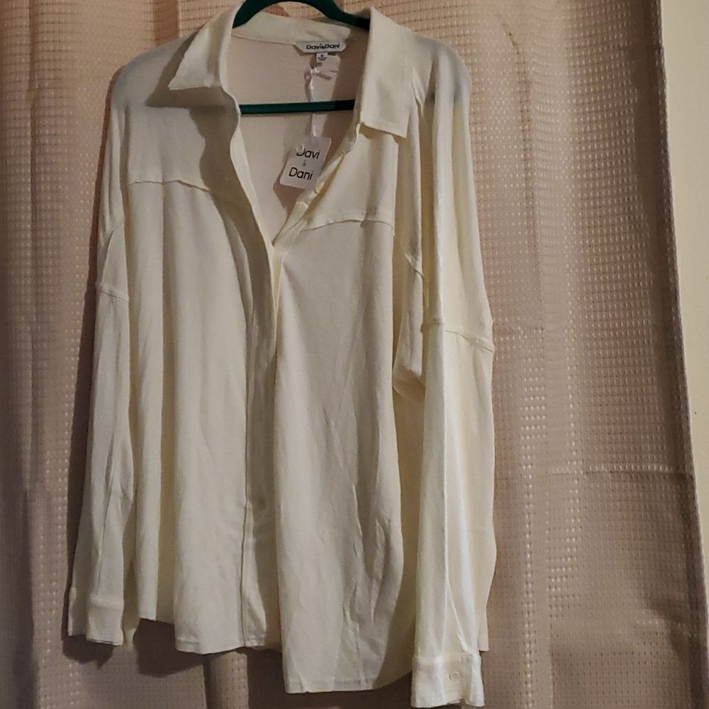 Davi & Dani cream women’s button sweater M